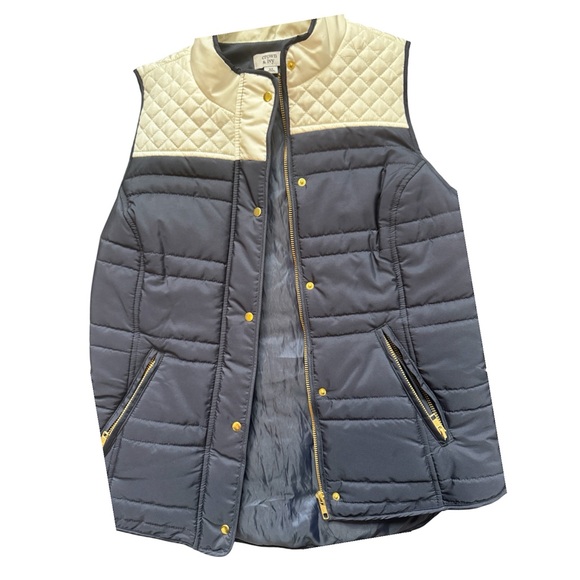 crown & ivy Jackets & Blazers - NWT Crown & Ivy Navy and Cream Quilted Vest– Size XS